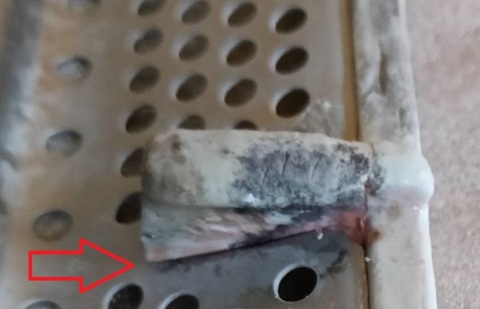 剥がれかけたヘアキャッチャーのつまみ