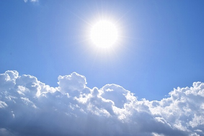 日中の太陽