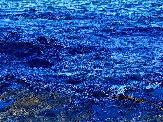 海が青い理由とは？空の色との関係と光の仕組みをわかりやすく解説 | 60爺の手習い