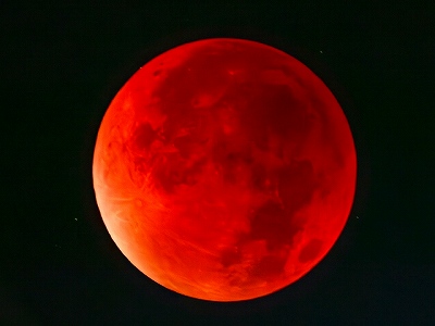 皆既月食で赤くなった月