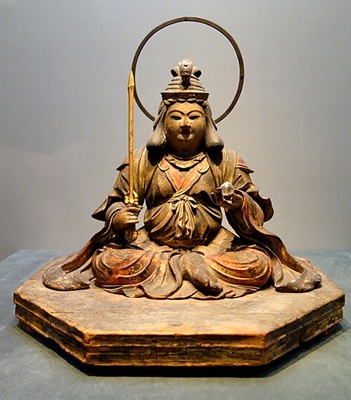 宇賀神を載せた弁財天座像