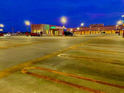 宵を迎えた駐車場